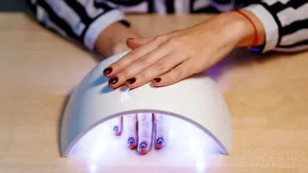 Lămpile UV, folosite în cosmetică, pot declanșa cancer de piele