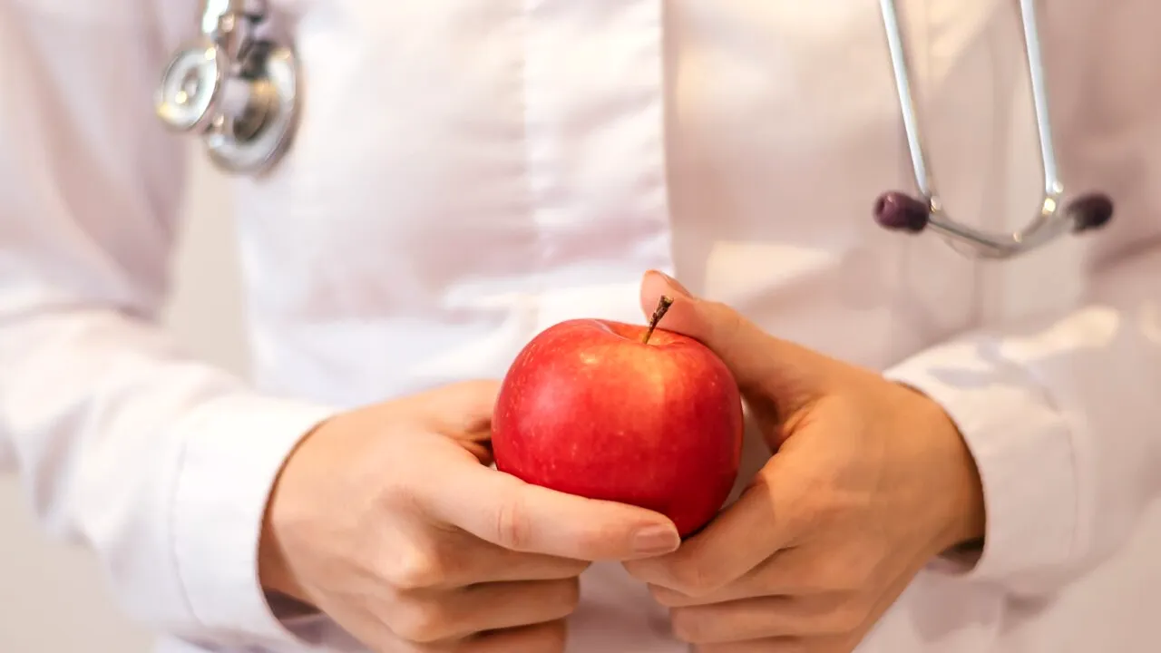 Ce se întâmplă în organism dacă mănânci câte un măr, zilnic, timp de o săptămână. Ce a constatat un medic, la finalul experimentului