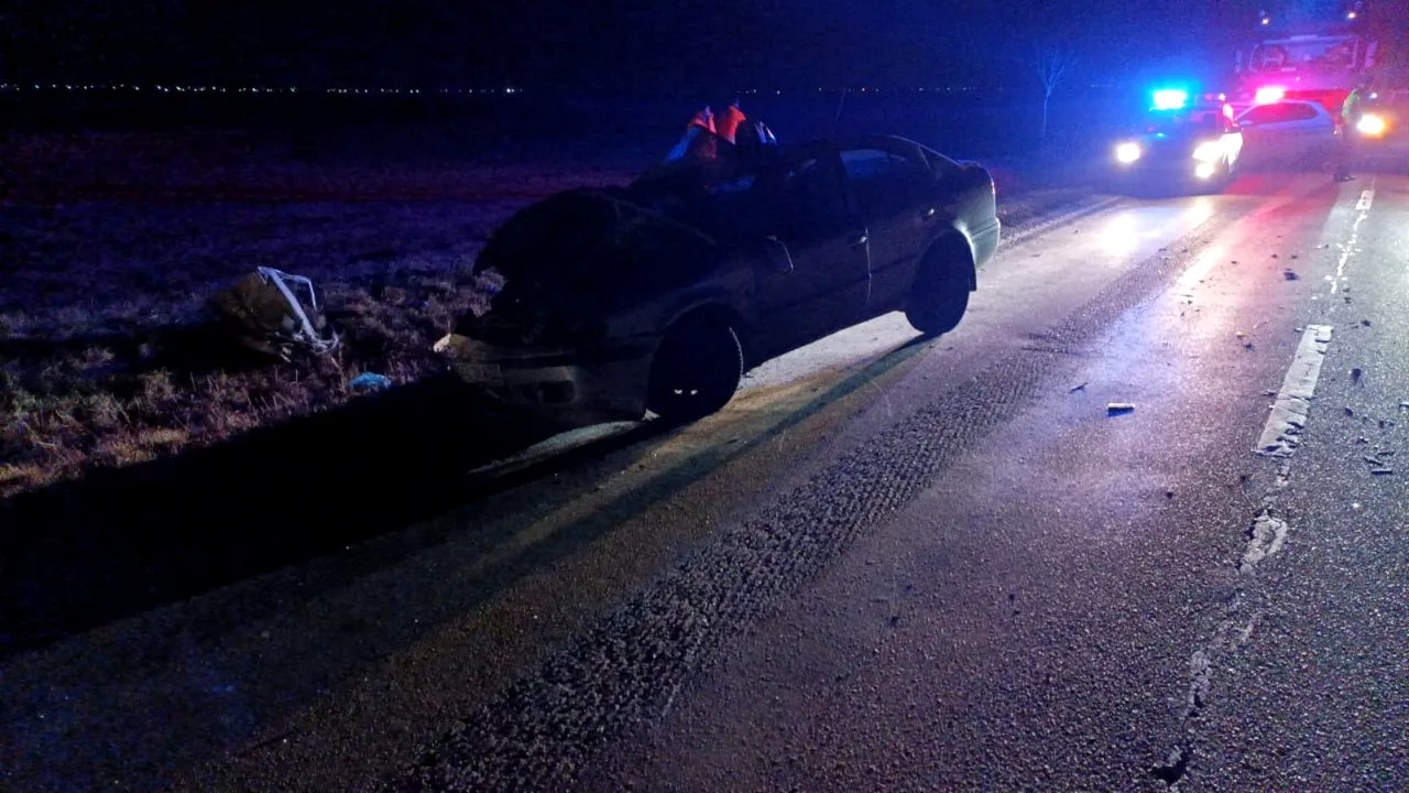 Două persoane au murit pe un drum din județul Buzău, după coliziunea dintre un camion de mare tonaj și autoturismul în care se aflau
