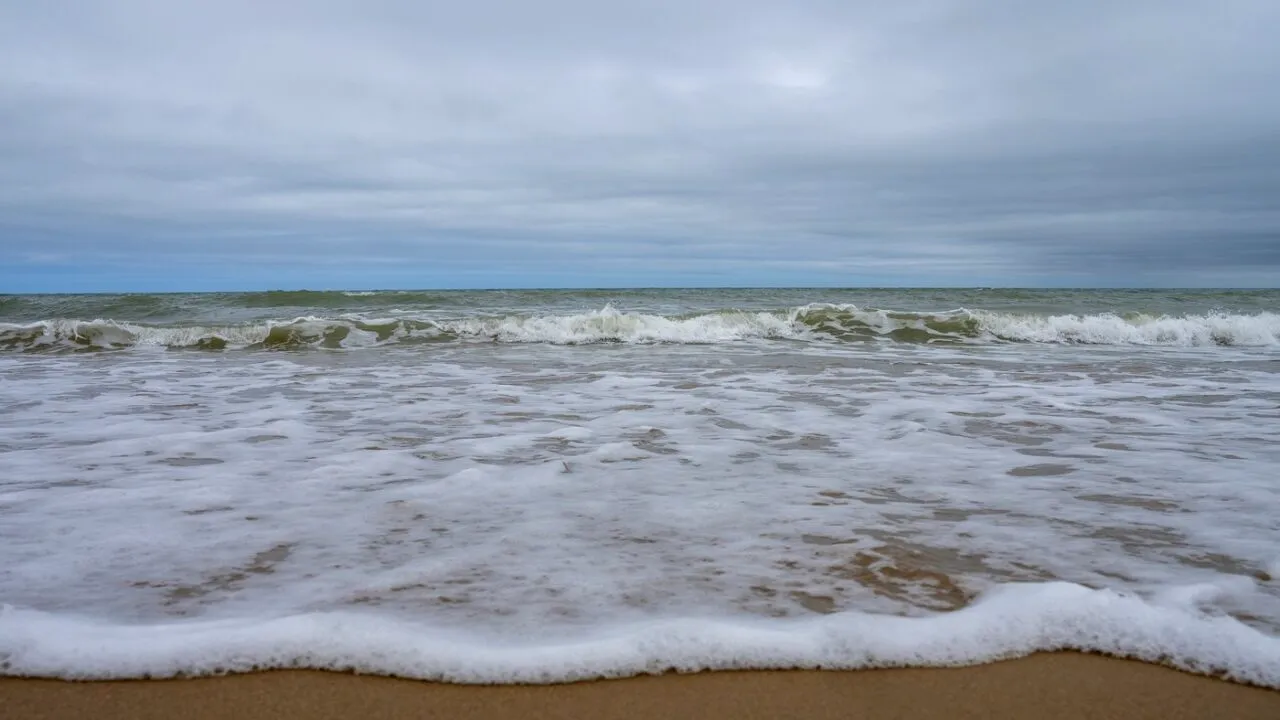 Franța închide PLAJELE din nord-vestul țării. O BACTERIE periculoasă plutește în apele din Marea Mânecii