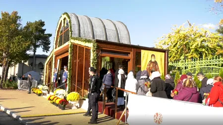 EXCLUSIV VIDEO | Zeci de mii de pelerini au venit să se închine la moaștele Sfântului Dimitrie cel Nou, Ocrotitorul Bucureștiului. „Este ajutător al românilor de pretutindeni, face mari miracole”