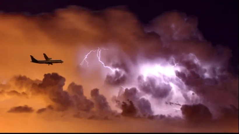 Cum se vede o furtună de la 11.000 de metri altitudine. Imaginile surprinse de un pilot