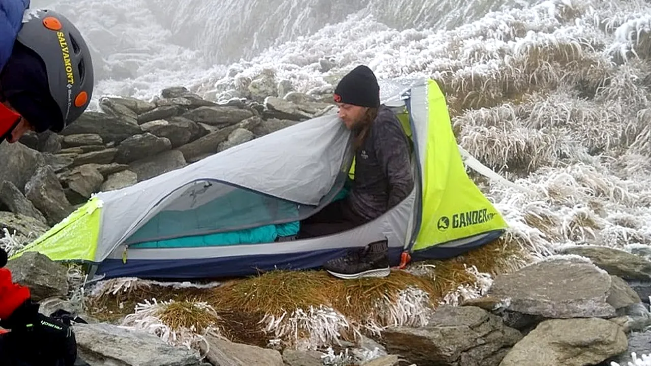 American îmbrăcat sumar, salvat de pe munte. Salvamont Argeș: „O fi de la încălzirea globală”