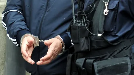 Cei doi vameși prinși în flagrant joi în timp ce luau mită au fost ARESTAȚI pentru 29 de zile