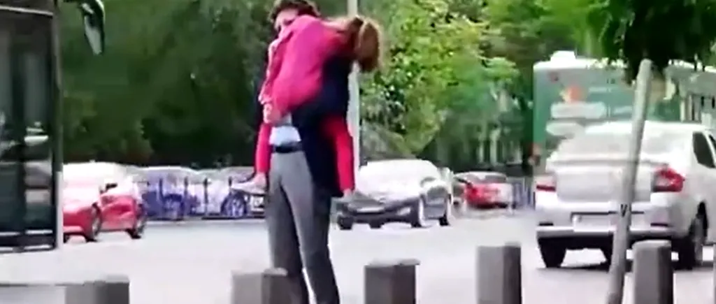 VIDEO. Primarul Capitalei, filmat în timp ce traversa prin loc nepermis, cu copilul în brațe. Sindicatul Europol: „Fii ca Dan, nu face ca Nicușor!”
