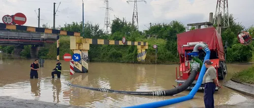Inundații de proporții la Brașov. Mai multe persoane au rămas blocate în apă | VIDEO