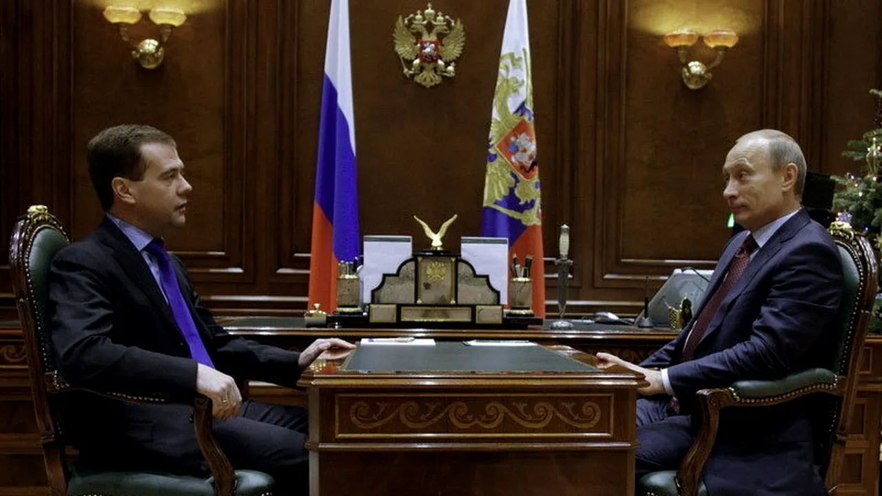 Medvedev se declară pregătit să revină la Kremin. 