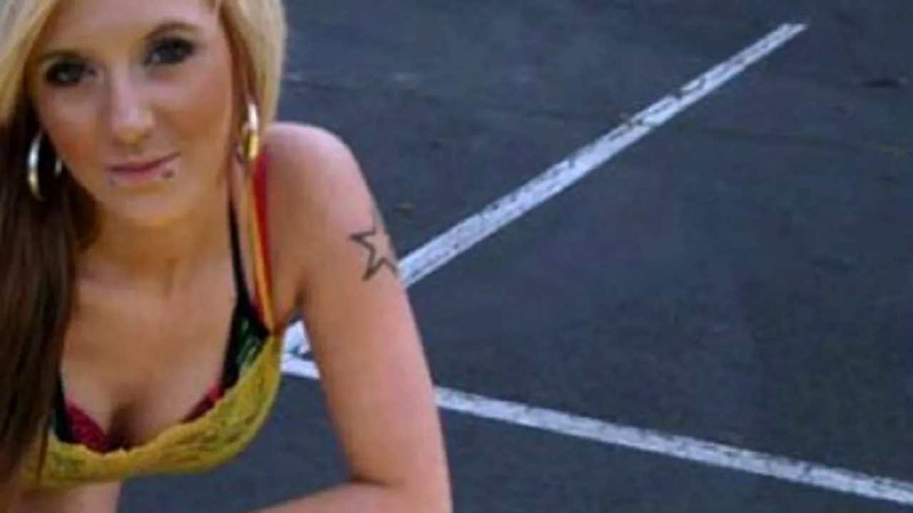 Fotografia care a stârnit furia pe eBay: cum și-a folosit un bărbat fiica pentru a-și vinde mașina