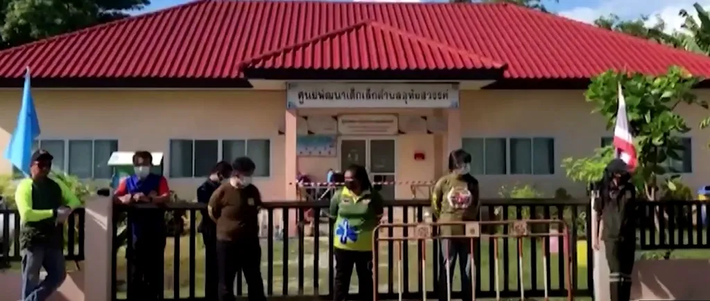 Miracol în urma atacului armat de la o grădiniță din Thailanda. O fetiță de 3 ani a fost găsită în viață dormind sub o pătură
