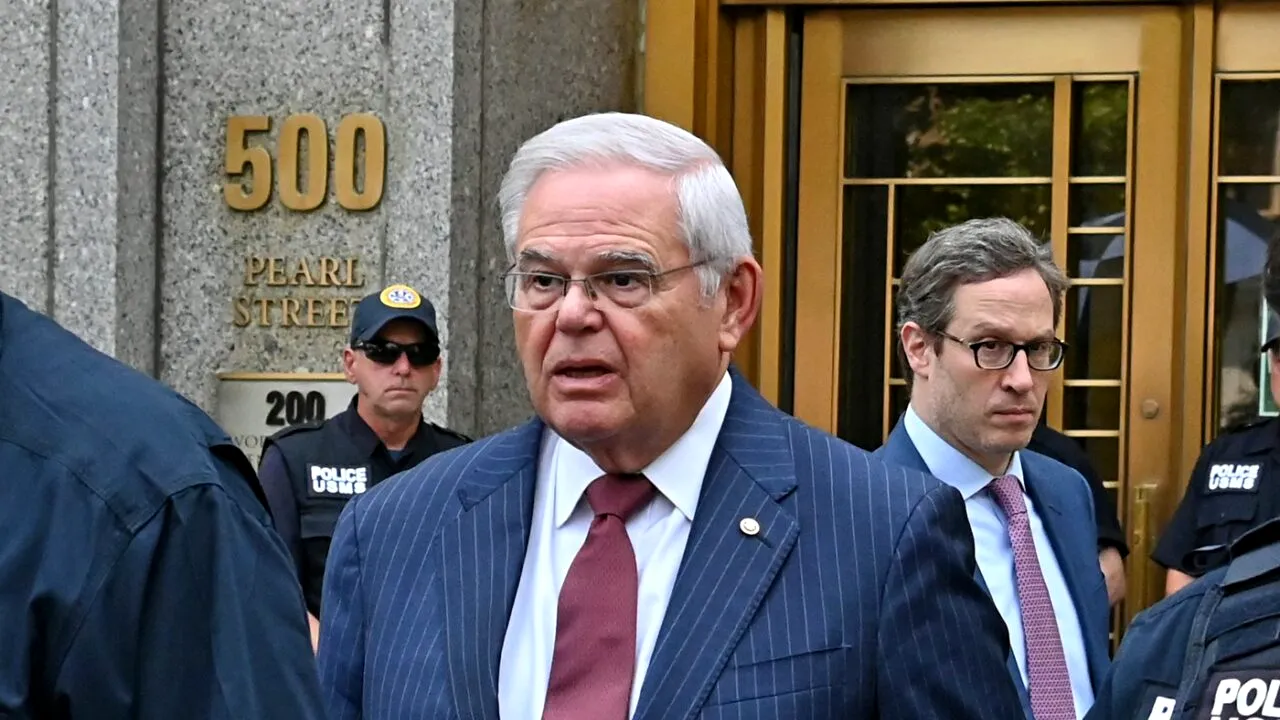 Senatorul american Bob Menendez, găsit vinovat pentru mită. Politicianul democrat din statul New Jersey a primit LINGOURI DE AUR și un Mercedes-Benz