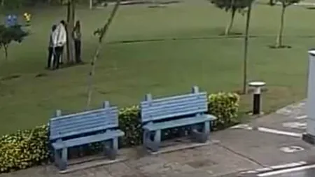 VIDEO | Imagini șocante cu persoane lovite de fulger, postate pe o rețea de socializare. În filmare apar patru tineri, care au făcut toți aceeași greșeală