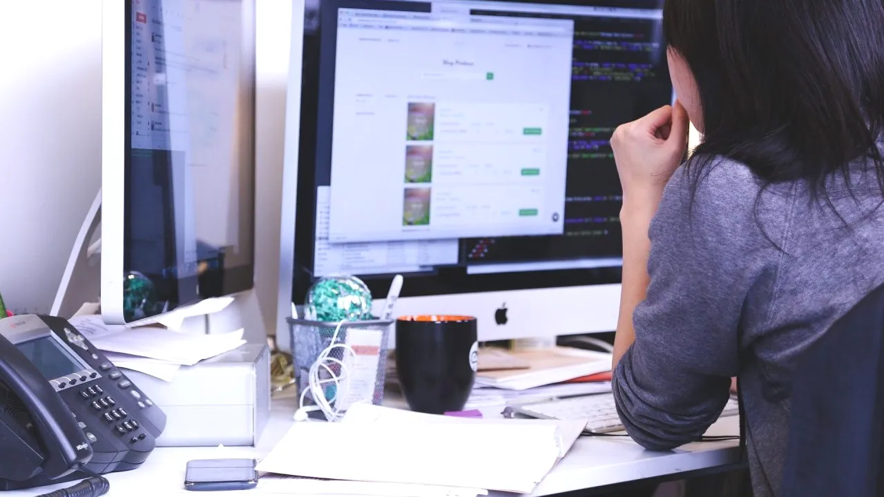 Ce sancțiune a primit o femeie care a plecat cu două minute mai devreme de la serviciu