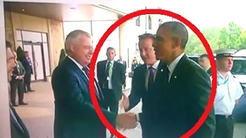 Prezent la summitul NATO, Cameron întinde mâna să salute. Obama i-o ia înainte. Premierul britanic întinde din nou mâna. Urmarea amuzantă a fost surprinsă de camerele de luat vederi