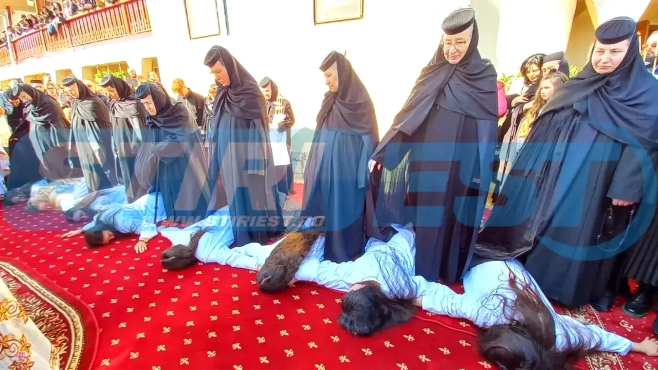 RITUAL. „Tunderea” tinerelor puse la pământ la o biserică din jurisdicția Mitropoliei de la Iași a „încins” rețelele de socializare. Reacția bisericii