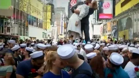 Zeci de cupluri au refăcut sărutul din celebra fotografie realizată în 1945, în Times Square