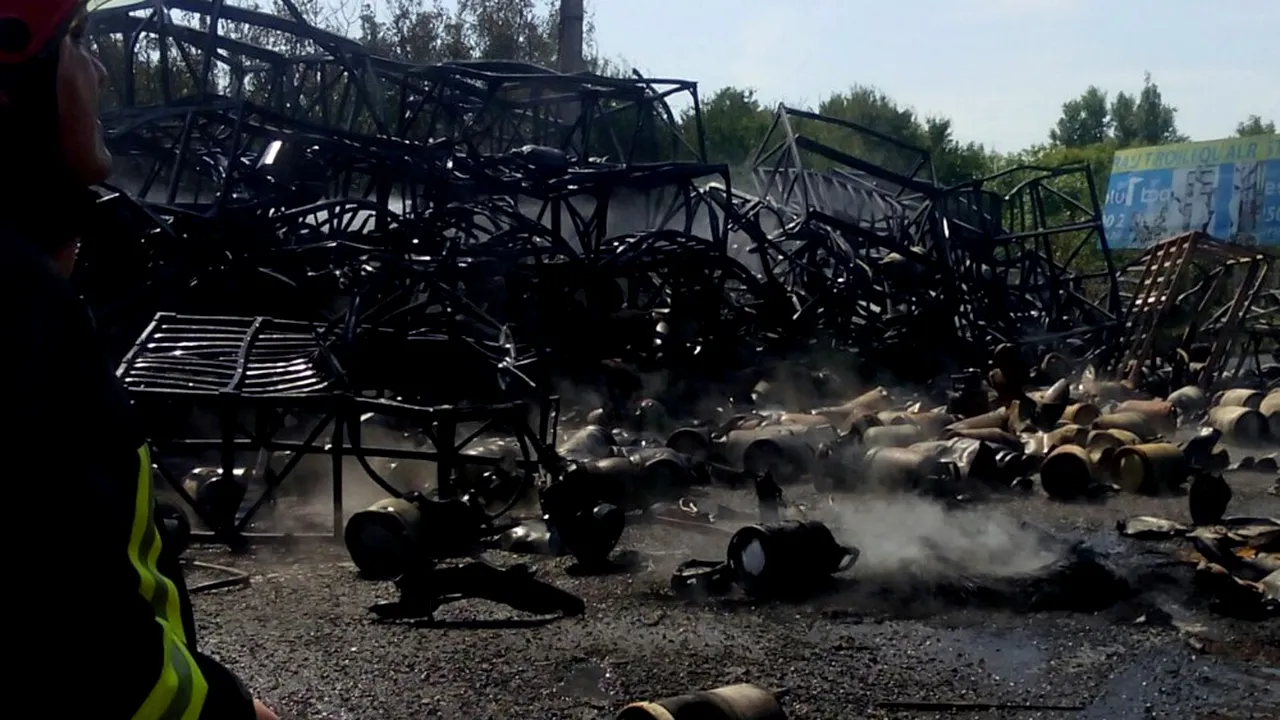 EXPLOZII ÎN LANȚ la Mihăilești, după ce un TIR cu 800 de butelii a luat foc