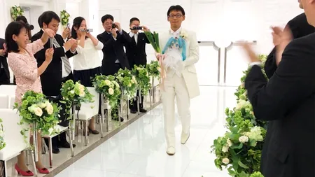 Ireal cu cine s-a ÎNSURAT bărbatul din imagine. Când au auzit cine e mireasa, rudele au refuzat să participe la nuntă