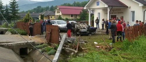 Doi tineri au murit după ce mașina lor s-a răsturnat în curtea unei case de rugăciune. Enoriașii au fost salvați de preot