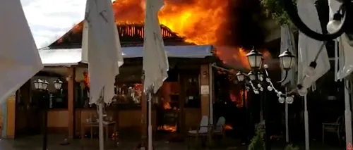 VIDEO. Un incendiu violent a izbucnit la o terasă din Mamaia vineri după-amiază