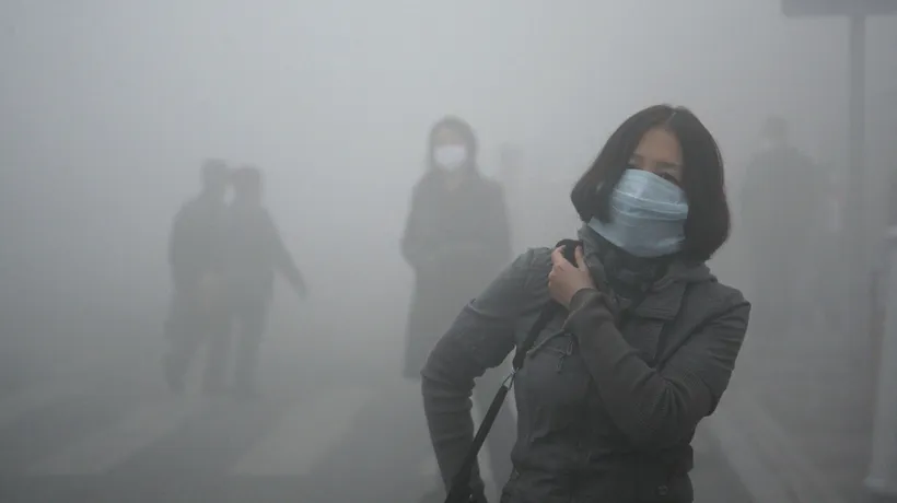 Cod roșu de smog în China. Nici vârfurile zgârie-norilor nu se văd. FOTO terifiant