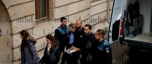 EXCLUSIVE PHOTO | The first images of the Tate brothers before entering the courtroom at the Bucharest Court of Appeal. The book Andrew Tate was holding when he came out of the police van