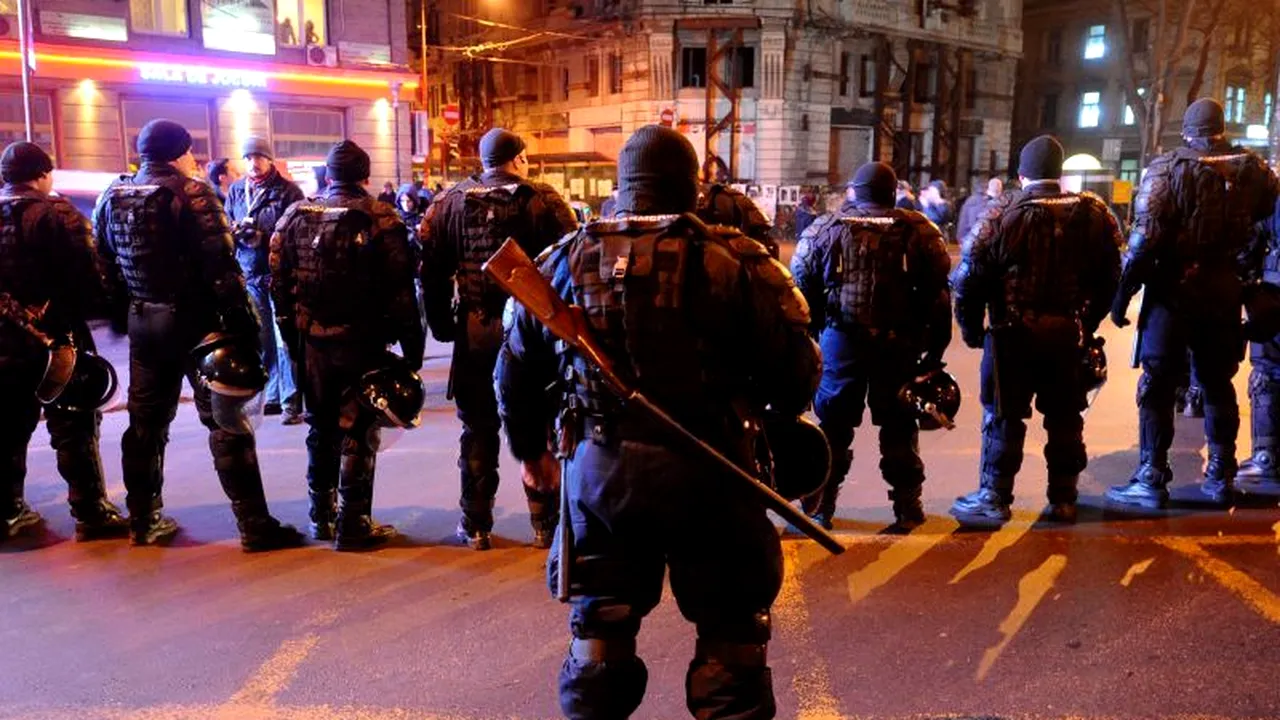 Ce se va întâmpla cu ofițerul care a bătut un manifestant căzut pe jos în timpul protestelor din Piața Universității