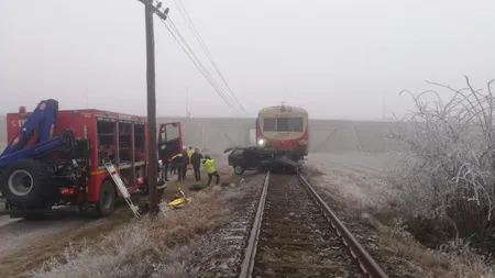 O persoană a murit, iar alta e grav rănită, după ce mașina în care se aflau a fost lovită de un tren în Arad FOTO