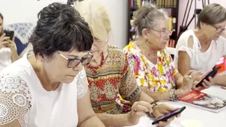 Cum învață seniorii să nu se mai teamă de telefon și de lumea digitală. Peste 10.000 de vârstnici au participat la atelierele Hi Digital