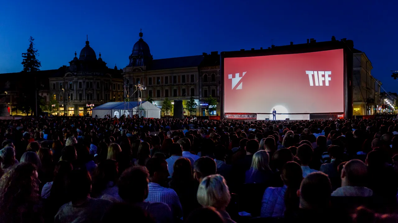 Sute de persoane au dansat pe manele la TIFF