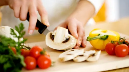 DIETA RAW VEGAN. Cum poți să previi apariția bolilor și a kilogramelor în plus cu ajutorul mâncării crude