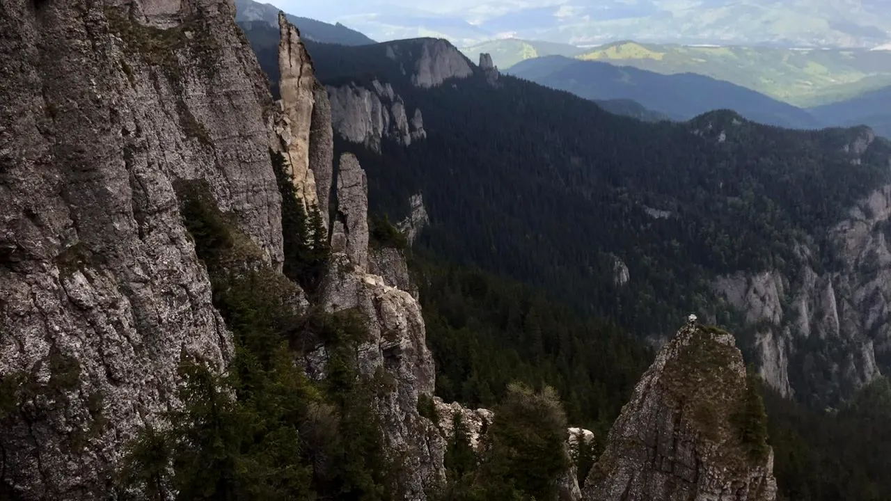 S-a prăbușit unul dintre „turnurile” de piatră din Masivul Ceahlău. Salvamontiștii din Neamț au explicat fenomenul