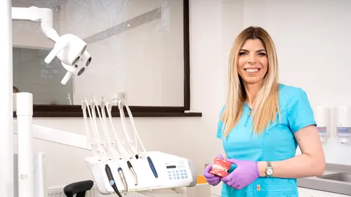 COSTURI. Denisa Zaharia, medic ortodont, despre vizita la stomatolog după starea de urgență: „30% dintre pacienți au revenit cu probleme dentare agravate”
