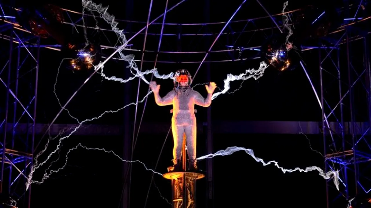 FOTO și VIDEO LIVE. Cascadoria EXTREMĂ a lui David Blaine. Trei zile în centrul unei 