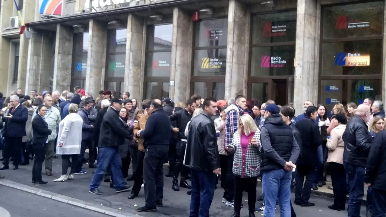 Peste 100 de angajați ai Radio România, adunați în fața instituției: Eliminarea taxei radio pune în pericol libertatea de exprimare