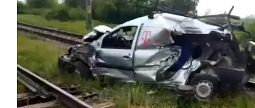 Mașină a unei companii de telefonie, spulberată de un tren în Buzău. În ce stare este șoferul care a forțat trecerea peste calea ferată