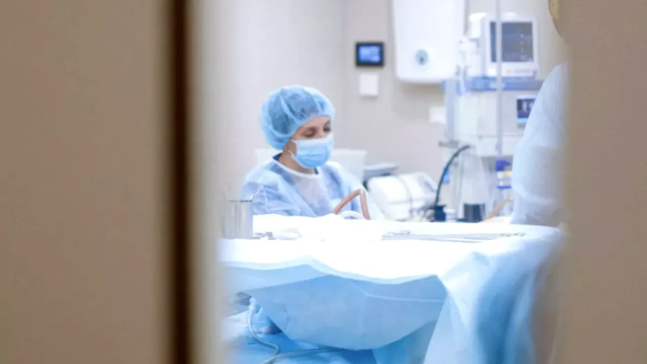Medicii români sunt nevoiți să prioritizeze la ATI pacienții tineri, cu șanse mai mari de supraviețuire. De ce este rata mortalității atât de mare în România