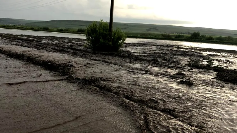 Natura dezlănțuită în Vaslui: Zece gospodării inundate și două drumuri acoperite de ape - FOTO 