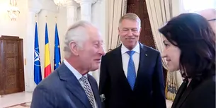 VIDEO | Cine e SINGURA femeie care a dat mâna cu regele Charles al III-lea la Cotroceni, alături de cei mai importanți oameni din statul român