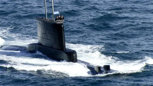 Americanii se implică în operațiunile dramatice de căutare a submarinului argentinian. Echipajul mai are aer pentru o singură zi