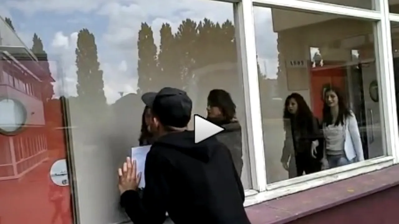 Glumă periculoasă. Ce a pățit un băiat din Franța care oferea „sărutări gratuite