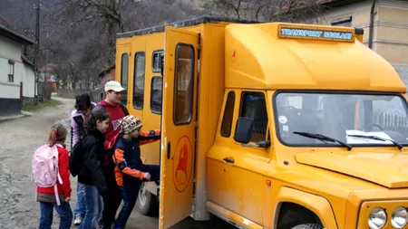 CNE: Unii elevi navetiști vor primi doar o treime din costul abonamentului