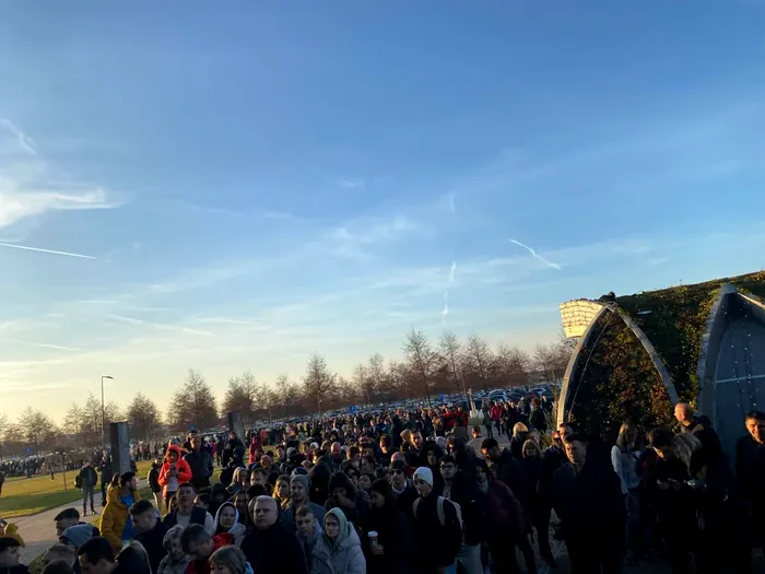 VIDEO - Coadă incredibilă la intrarea la Therme. Sute de oameni s-au înghesuit să intre la celebrul complex cu apă termală / Sursa foto: Simion (Reddit)
