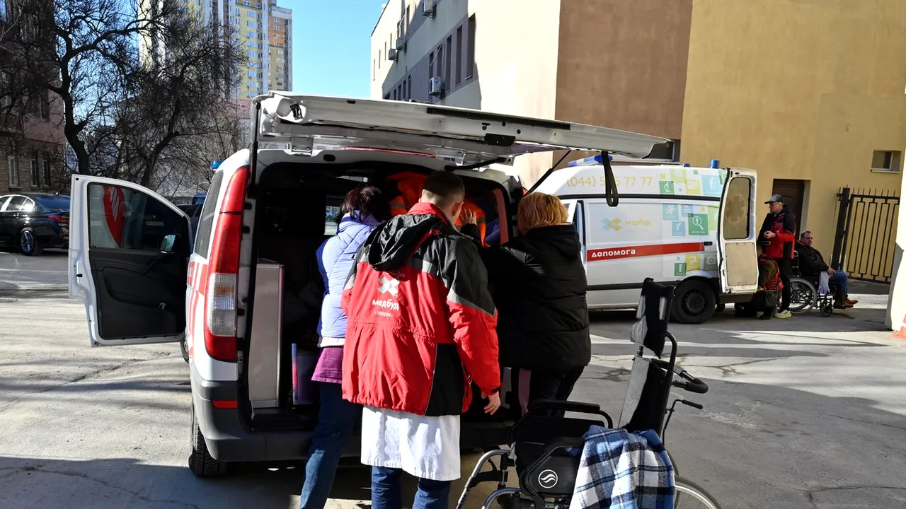 Războiul din Ucraina ucide și fără gloanțe și obuze. ”Când calculăm numărul de victime, să adăugăm și 7.000 de oameni care nu mai au acces la dializă și spital”