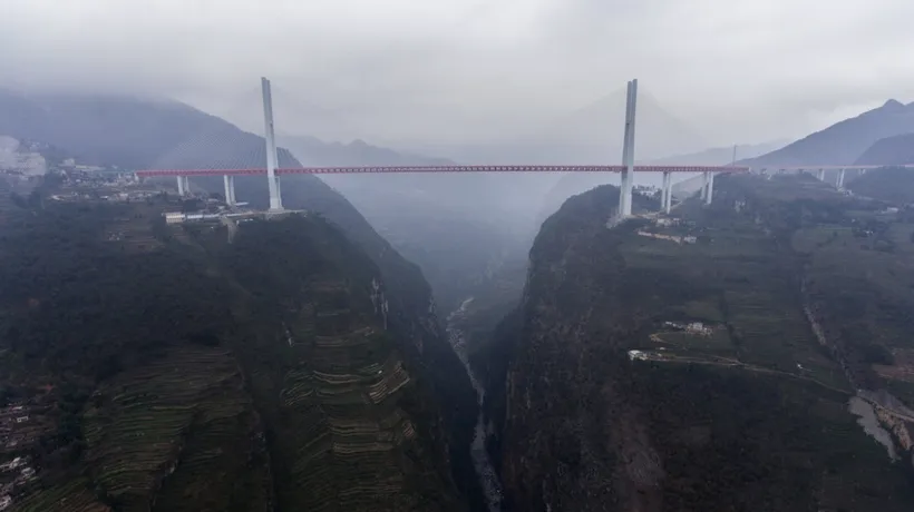 China a reușit, în doar trei ani, să construiască un pod de înălțimea unei clădiri cu 200 de etaje.  Care este prețul megaproiectului