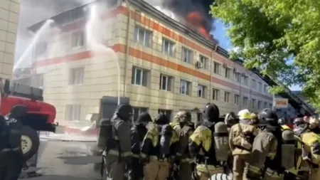 VIDEO | Un nou incendiu puternic izbucnit la o clădire din Rusia. După un sediu din Moscova, a ars un depozit din Siberia