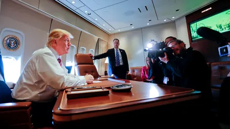 Trump răspunde, de la bordul Air Force One: „Donbasul nu a fost oferit Rusiei”/„Protestele No Kings cred că sunt o glumă”