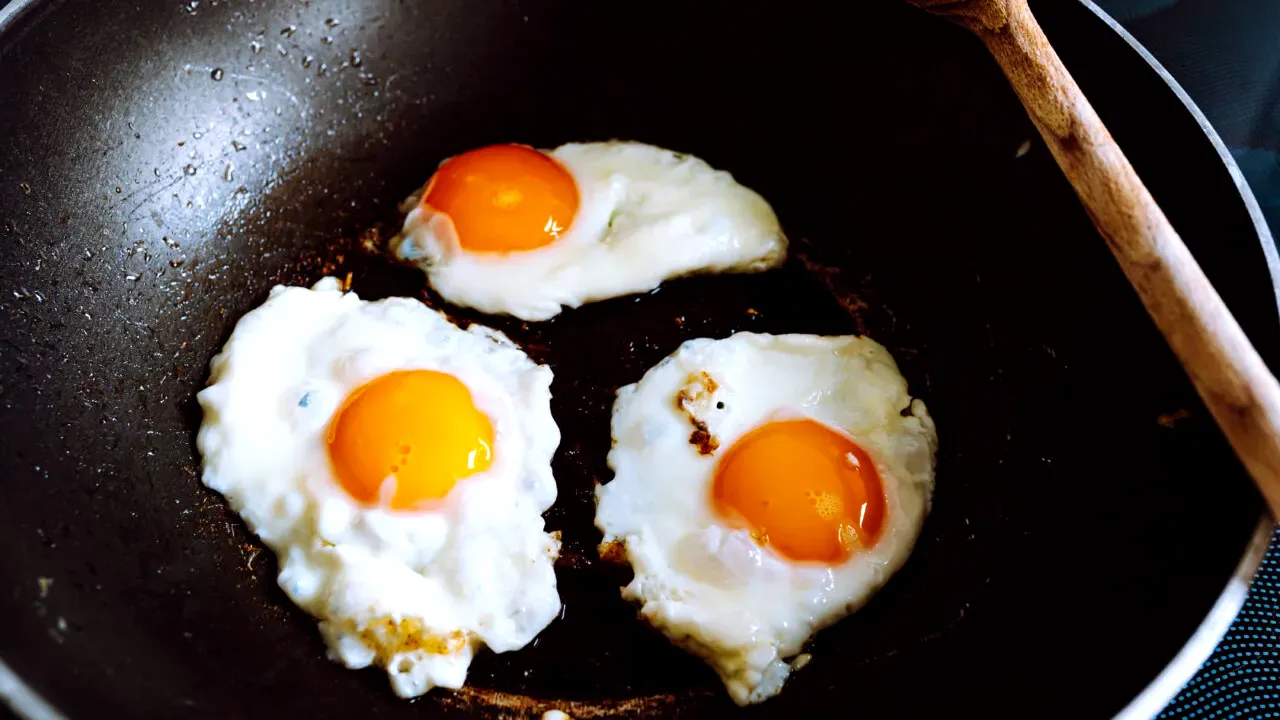 Cum să faci ouă ochiuri perfecte. Specialiștii dezvăluie trucul care face diferența, un detaliu aparent banal