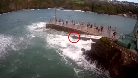 VIDEO. Scene dramatice pe un dig din Anglia. O fetiță a fost înghițită de mare, în timp ce se juca cu prietenii