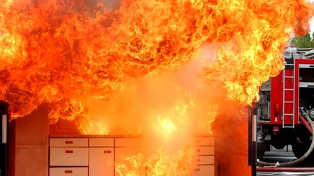Incendiu puternic într-un bloc din Turnu Măgurele. 20 de oameni, pe străzi în noaptea de Ajun!