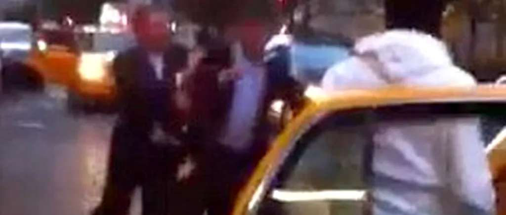 VIDEO: Cum se bat doi oameni de afaceri din New York pentru un taxi